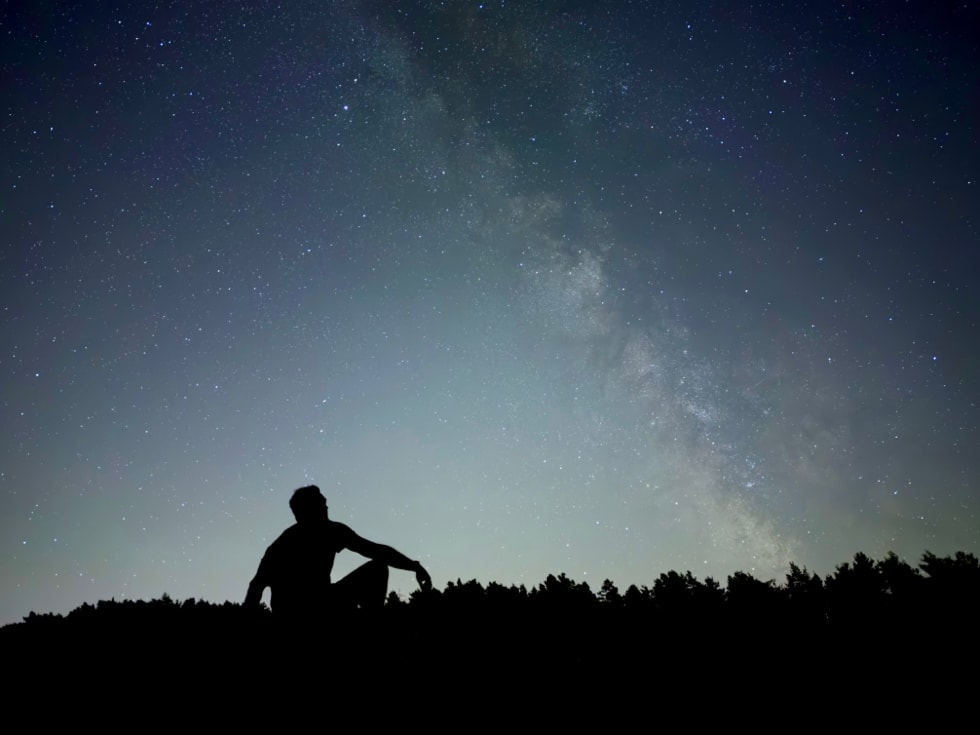 Apple 官方夜间摄影样张：星空下的人物剪影